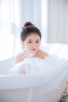 厨房抬起月月的腿